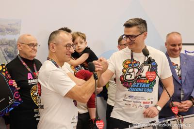 Marszałek województwa lubuskiego Sebastian Ciemnoczołowski i wojewoda lubuski Marek Cebula przekazali voucher na wspólny trening kolarski.