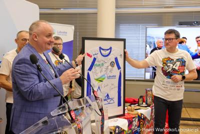 Uczestnicy konferencji prasowej zapowiadającej 34. finał WOŚP w Lubuskiem 