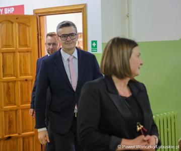 Marszałek Województwa Lubuskiego Sebastian Ciemnoczołowski w Szkole Podstawowej w Lubrzy