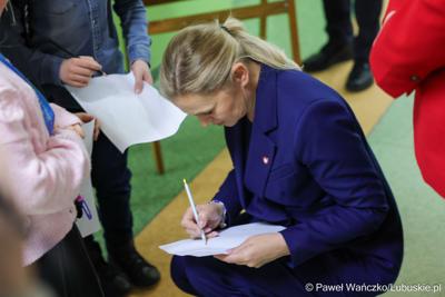 Minister edukacji Barbara Nowacka w Szkole Podstawowej w Lubrzy