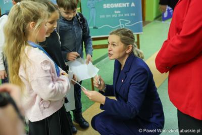 Minister edukacji Barbara Nowacka w Szkole Podstawowej w Lubrzy