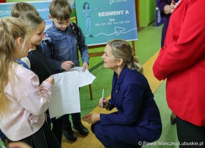 Minister edukacji Barbara Nowacka w Szkole Podstawowej w Lubrzy
