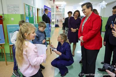 Minister edukacji Barbara Nowacka i wiceminister edukacji Katarzyna Lubnauer, w Szkole Podstawowej w Lubrzy