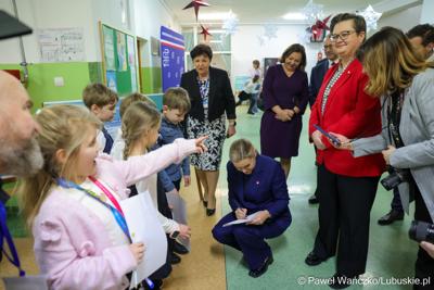 Minister edukacji Barbara Nowacka i wiceminister edukacji Katarzyna Lubnauer, w Szkole Podstawowej w Lubrzy