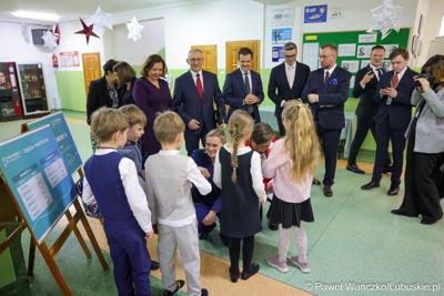 Uczestnicy wydarzenia, w Szkole Podstawowej w Lubrzy, inaugurującego cykl spotkań pod hasłem „Kompas Jutra”, który jest poświęcony założeniom reformy edukacji