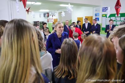 Minister edukacji Barbara Nowacka w Szkole Podstawowej w Lubrzy