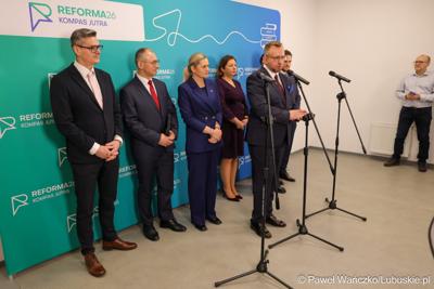 Uczestnicy wydarzenia, w Szkole Podstawowej w Lubrzy, inaugurującego cykl spotkań pod hasłem „Kompas Jutra”, który jest poświęcony założeniom reformy edukacji