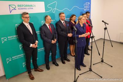 Uczestnicy wydarzenia, w Szkole Podstawowej w Lubrzy, inaugurującego cykl spotkań pod hasłem „Kompas Jutra”, który jest poświęcony założeniom reformy edukacji