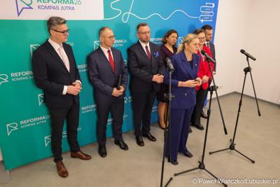 Uczestnicy wydarzenia, w Szkole Podstawowej w Lubrzy, inaugurującego cykl spotkań pod hasłem „Kompas Jutra”, który jest poświęcony założeniom reformy edukacji