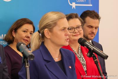 Uczestnicy wydarzenia, w Szkole Podstawowej w Lubrzy, inaugurującego cykl spotkań pod hasłem „Kompas Jutra”, który jest poświęcony założeniom reformy edukacji