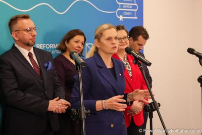 Uczestnicy wydarzenia, w Szkole Podstawowej w Lubrzy, inaugurującego cykl spotkań pod hasłem „Kompas Jutra”, który jest poświęcony założeniom reformy edukacji