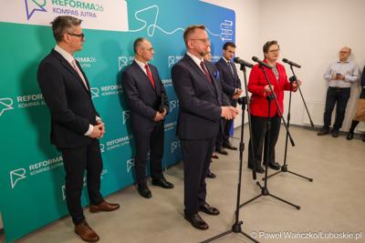 Uczestnicy wydarzenia, w Szkole Podstawowej w Lubrzy, inaugurującego cykl spotkań pod hasłem „Kompas Jutra”, który jest poświęcony założeniom reformy edukacji