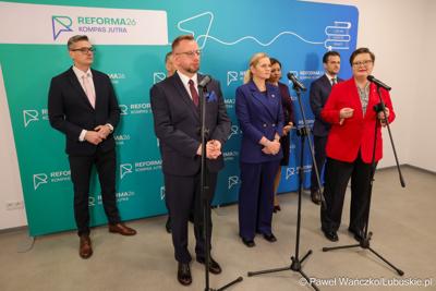 Uczestnicy wydarzenia, w Szkole Podstawowej w Lubrzy, inaugurującego cykl spotkań pod hasłem „Kompas Jutra”, który jest poświęcony założeniom reformy edukacji