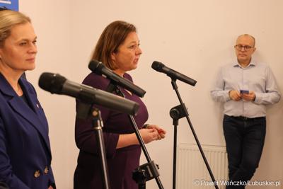 Uczestnicy wydarzenia, w Szkole Podstawowej w Lubrzy, inaugurującego cykl spotkań pod hasłem „Kompas Jutra”, który jest poświęcony założeniom reformy edukacji