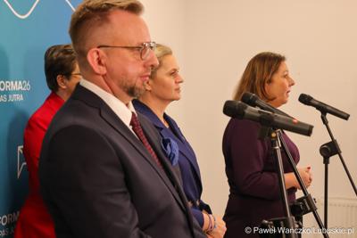 Uczestnicy wydarzenia, w Szkole Podstawowej w Lubrzy, inaugurującego cykl spotkań pod hasłem „Kompas Jutra”, który jest poświęcony założeniom reformy edukacji