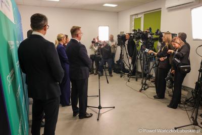 Uczestnicy wydarzenia, w Szkole Podstawowej w Lubrzy, inaugurującego cykl spotkań pod hasłem „Kompas Jutra”, który jest poświęcony założeniom reformy edukacji