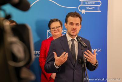 Uczestnicy wydarzenia, w Szkole Podstawowej w Lubrzy, inaugurującego cykl spotkań pod hasłem „Kompas Jutra”, który jest poświęcony założeniom reformy edukacji