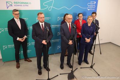 Uczestnicy wydarzenia, w Szkole Podstawowej w Lubrzy, inaugurującego cykl spotkań pod hasłem „Kompas Jutra”, który jest poświęcony założeniom reformy edukacji