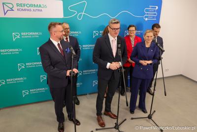 Uczestnicy wydarzenia, w Szkole Podstawowej w Lubrzy, inaugurującego cykl spotkań pod hasłem „Kompas Jutra”, który jest poświęcony założeniom reformy edukacji