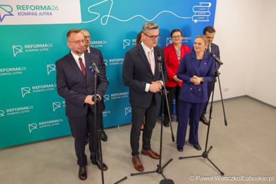 Uczestnicy wydarzenia, w Szkole Podstawowej w Lubrzy, inaugurującego cykl spotkań pod hasłem „Kompas Jutra”, który jest poświęcony założeniom reformy edukacji