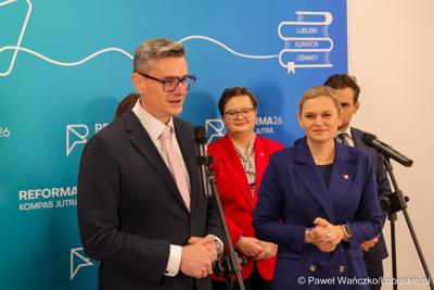 Uczestnicy wydarzenia, w Szkole Podstawowej w Lubrzy, inaugurującego cykl spotkań pod hasłem „Kompas Jutra”, który jest poświęcony założeniom reformy edukacji