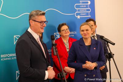 Uczestnicy wydarzenia, w Szkole Podstawowej w Lubrzy, inaugurującego cykl spotkań pod hasłem „Kompas Jutra”, który jest poświęcony założeniom reformy edukacji