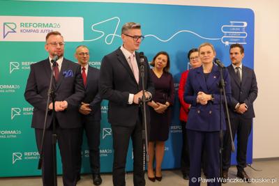 Uczestnicy wydarzenia, w Szkole Podstawowej w Lubrzy, inaugurującego cykl spotkań pod hasłem „Kompas Jutra”, który jest poświęcony założeniom reformy edukacji