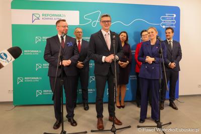 Uczestnicy wydarzenia, w Szkole Podstawowej w Lubrzy, inaugurującego cykl spotkań pod hasłem „Kompas Jutra”, który jest poświęcony założeniom reformy edukacji