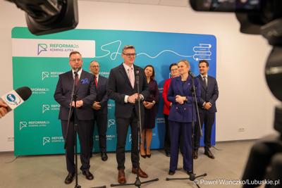 Uczestnicy wydarzenia, w Szkole Podstawowej w Lubrzy, inaugurującego cykl spotkań pod hasłem „Kompas Jutra”, który jest poświęcony założeniom reformy edukacji