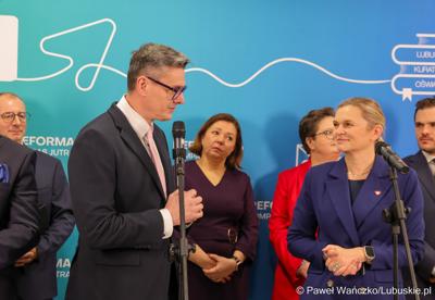 Uczestnicy wydarzenia, w Szkole Podstawowej w Lubrzy, inaugurującego cykl spotkań pod hasłem „Kompas Jutra”, który jest poświęcony założeniom reformy edukacji