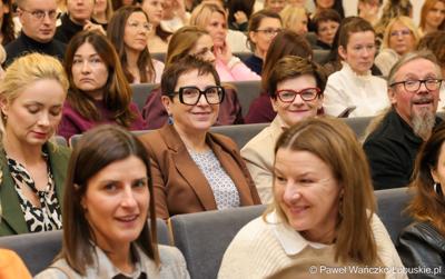 Uczestnicy wydarzenia, w Szkole Podstawowej w Lubrzy, inaugurującego cykl spotkań pod hasłem „Kompas Jutra”, który jest poświęcony założeniom reformy edukacji