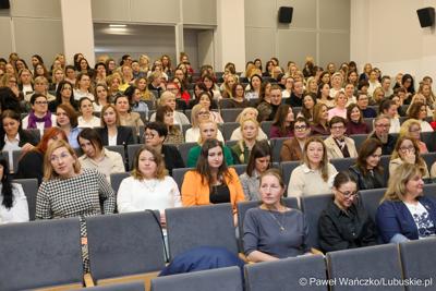 Uczestnicy wydarzenia, w Szkole Podstawowej w Lubrzy, inaugurującego cykl spotkań pod hasłem „Kompas Jutra”, który jest poświęcony założeniom reformy edukacji