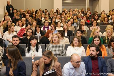 Uczestnicy wydarzenia, w Szkole Podstawowej w Lubrzy, inaugurującego cykl spotkań pod hasłem „Kompas Jutra”, który jest poświęcony założeniom reformy edukacji