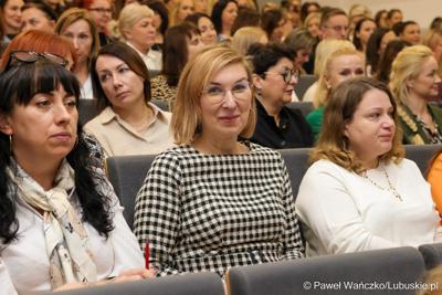 Uczestnicy wydarzenia, w Szkole Podstawowej w Lubrzy, inaugurującego cykl spotkań pod hasłem „Kompas Jutra”, który jest poświęcony założeniom reformy edukacji