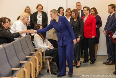 Uczestnicy wydarzenia, w Szkole Podstawowej w Lubrzy, inaugurującego cykl spotkań pod hasłem „Kompas Jutra”, który jest poświęcony założeniom reformy edukacji
