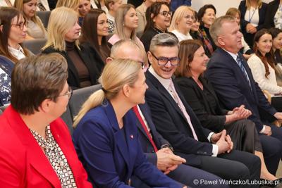 Uczestnicy wydarzenia, w Szkole Podstawowej w Lubrzy, inaugurującego cykl spotkań pod hasłem „Kompas Jutra”, który jest poświęcony założeniom reformy edukacji