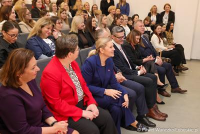 Uczestnicy wydarzenia, w Szkole Podstawowej w Lubrzy, inaugurującego cykl spotkań pod hasłem „Kompas Jutra”, który jest poświęcony założeniom reformy edukacji