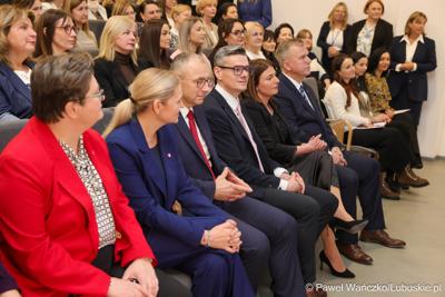 Uczestnicy wydarzenia, w Szkole Podstawowej w Lubrzy, inaugurującego cykl spotkań pod hasłem „Kompas Jutra”, który jest poświęcony założeniom reformy edukacji