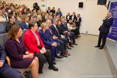 Uczestnicy wydarzenia, w Szkole Podstawowej w Lubrzy, inaugurującego cykl spotkań pod hasłem „Kompas Jutra”, który jest poświęcony założeniom reformy edukacji