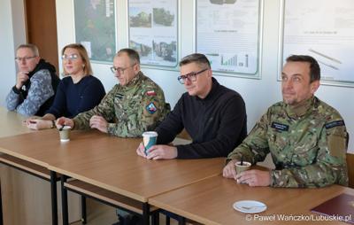 W ramach rozpoczęcia roku szkoleniowego – pełniący obowiązki dowódcy 5 Lubuskiego Pułku Artylerii im. generała artylerii koronnej Marcina Kątskiego ppłk Arkadiusz Sułek zaprosił do jednostki marszałka województwa lubuskiego Sebastiana Ciemnoczołowskiego, wojewodę lubuskiego Marka Cebulę, posłankę na Sejm RP Katarzynę Osos, starostę zielonogórskiego Tadeusza Pająka, burmistrza Sulechowa Wojciecha  Sołtysa.