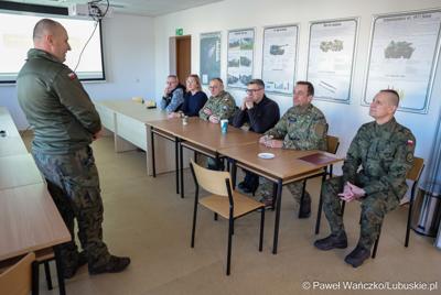 W ramach rozpoczęcia roku szkoleniowego – pełniący obowiązki dowódcy 5 Lubuskiego Pułku Artylerii im. generała artylerii koronnej Marcina Kątskiego ppłk Arkadiusz Sułek zaprosił do jednostki marszałka województwa lubuskiego Sebastiana Ciemnoczołowskiego, wojewodę lubuskiego Marka Cebulę, posłankę na Sejm RP Katarzynę Osos, starostę zielonogórskiego Tadeusza Pająka, burmistrza Sulechowa Wojciecha  Sołtysa.