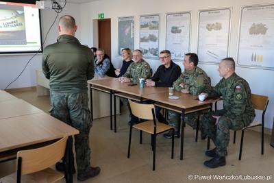 W ramach rozpoczęcia roku szkoleniowego – pełniący obowiązki dowódcy 5 Lubuskiego Pułku Artylerii im. generała artylerii koronnej Marcina Kątskiego ppłk Arkadiusz Sułek zaprosił do jednostki marszałka województwa lubuskiego Sebastiana Ciemnoczołowskiego, wojewodę lubuskiego Marka Cebulę, posłankę na Sejm RP Katarzynę Osos, starostę zielonogórskiego Tadeusza Pająka, burmistrza Sulechowa Wojciecha  Sołtysa.