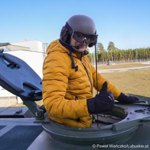 Marszałek województwa lubuskiego Sebastian Ciemnoczołowski w 155 mm haubicy KRAB