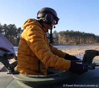Marszałek województwa lubuskiego Sebastian Ciemnoczołowski w 155 mm haubicy KRAB