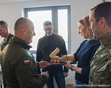 W ramach rozpoczęcia roku szkoleniowego – pełniący obowiązki dowódcy 5 Lubuskiego Pułku Artylerii im. generała artylerii koronnej Marcina Kątskiego ppłk Arkadiusz Sułek zaprosił do jednostki marszałka województwa lubuskiego Sebastiana Ciemnoczołowskiego, wojewodę lubuskiego Marka Cebulę, posłankę na Sejm RP Katarzynę Osos, starostę zielonogórskiego Tadeusza Pająka, burmistrza Sulechowa Wojciecha Sołtysa.
