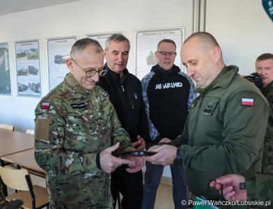 W ramach rozpoczęcia roku szkoleniowego – pełniący obowiązki dowódcy 5 Lubuskiego Pułku Artylerii im. generała artylerii koronnej Marcina Kątskiego ppłk Arkadiusz Sułek zaprosił do jednostki marszałka województwa lubuskiego Sebastiana Ciemnoczołowskiego, wojewodę lubuskiego Marka Cebulę, posłankę na Sejm RP Katarzynę Osos, starostę zielonogórskiego Tadeusza Pająka, burmistrza Sulechowa Wojciecha Sołtysa.
