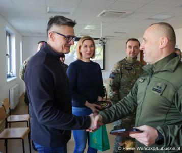 W ramach rozpoczęcia roku szkoleniowego – pełniący obowiązki dowódcy 5 Lubuskiego Pułku Artylerii im. generała artylerii koronnej Marcina Kątskiego ppłk Arkadiusz Sułek zaprosił do jednostki marszałka województwa lubuskiego Sebastiana Ciemnoczołowskiego, wojewodę lubuskiego Marka Cebulę, posłankę na Sejm RP Katarzynę Osos, starostę zielonogórskiego Tadeusza Pająka, burmistrza Sulechowa Wojciecha Sołtysa.
