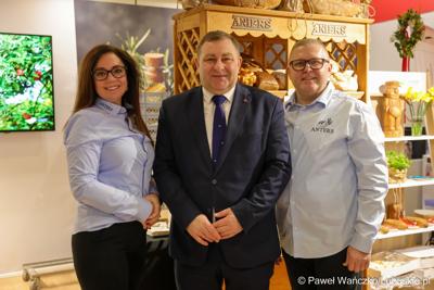 Wicemarszałek województwa lubuskiego Grzegorz Potęga (w środku) odwiedził targi rolnictwa, ogrodnictwa, żywności, leśnictwa oraz zrównoważonego rozwoju „Grüne Woche” w Berlinie, w których biorą udział producenci z województwa lubuskiego