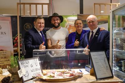 Wicemarszałek województwa lubuskiego Grzegorz Potęga (z lewej) oraz wiceprzewodniczący Sejmiku Województwa Lubuskiego Zbigniew Kołodziej (z prawej) odwiedził targi rolnictwa, ogrodnictwa, żywności, leśnictwa oraz zrównoważonego rozwoju „Grüne Woche” w Berlinie, w których biorą udział producenci z województwa lubuskiego