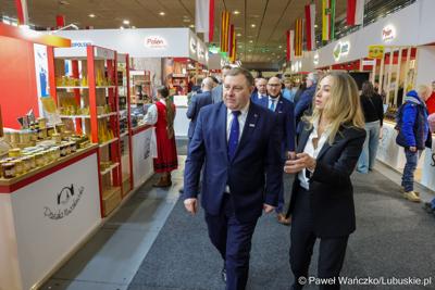 Wicemarszałek województwa lubuskiego Grzegorz Potęga odwiedził targi rolnictwa, ogrodnictwa, żywności, leśnictwa oraz zrównoważonego rozwoju „Grüne Woche” w Berlinie, w których biorą udział producenci z województwa lubuskiego